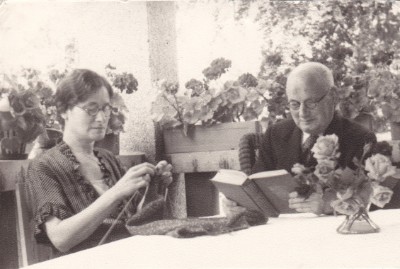 Elisabeth Geißmar, strickend, Jakob Geißmar, lesend, ca. 1935/36
